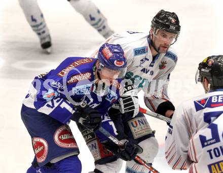 EBEL. Eishockey Bundesliga. EC Rekordfenster VSV gegen SAPA Fehervar AV19. Michael Raffl, (VSV), Oscar Ackestroem (Alba Volan). Villach, am 14.1.2011.
Foto: Kuess

---
pressefotos, pressefotografie, kuess, qs, qspictures, sport, bild, bilder, bilddatenbank