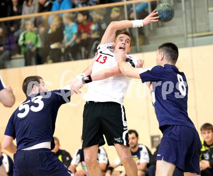 Handball Bundesliga. SC Ferlach gegen Hollabrunn. Tobias Huber (Ferlach), Andreas Czech, Tomas Ofcarovic (Hollabrunn). Ferlach, 15.1.2011.
Foto: Kuess
---
pressefotos, pressefotografie, kuess, qs, qspictures, sport, bild, bilder, bilddatenbank