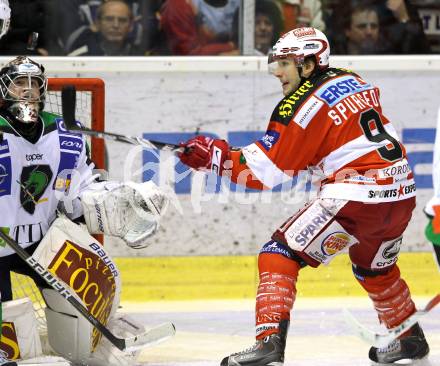 EBEL. Eishockey Bundesliga. EC KAC gegen HDD TILIA Olimpija Ljubljana. Tyler Spurgeon, (KAC), Jan Chabera (Laibach). Klagenfurt, am 16.1.2011.
Foto: Kuess 

---
pressefotos, pressefotografie, kuess, qs, qspictures, sport, bild, bilder, bilddatenbank