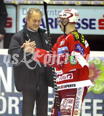 EBEL. Eishockey Bundesliga. EC KAC gegen HDD TILIA Olimpija Ljubljana. Herbert Ratz wird fuer das 500. Bundesligaspiel geehrt. Praesident Karl Nedwed (KAC). Klagenfurt, am 16.1.2011.
Foto: Kuess 

---
pressefotos, pressefotografie, kuess, qs, qspictures, sport, bild, bilder, bilddatenbank