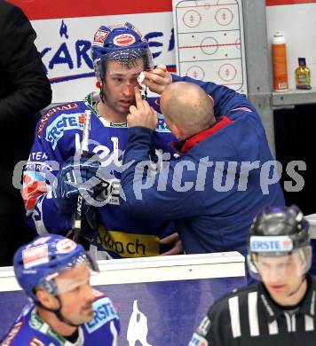 EBEL. Eishockey Bundesliga. EC  VSV gegen EC Red Bull Salzburg.  Verletzt Tomaz Razingar (VSV). Villach, am 21.1.2011.
Foto: Kuess 


---
pressefotos, pressefotografie, kuess, qs, qspictures, sport, bild, bilder, bilddatenbank