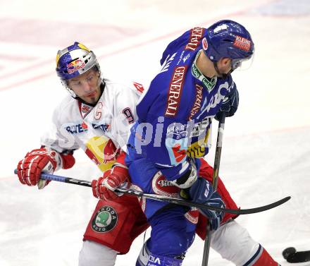 EBEL. Eishockey Bundesliga. EC  VSV gegen EC Red Bull Salzburg.  Matt Ryan, (VSV), Thomas Koch (Salzburg). Villach, am 21.1.2011.
Foto: Kuess 


---
pressefotos, pressefotografie, kuess, qs, qspictures, sport, bild, bilder, bilddatenbank