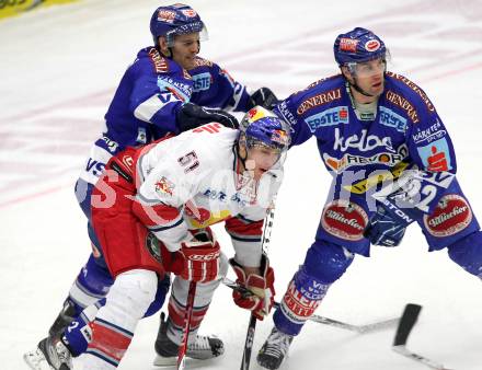 EBEL. Eishockey Bundesliga. EC  VSV gegen EC Red Bull Salzburg.  Michael Martin, Greg Kuznik, (VSV), Matthias Trattnig (Salzburg). Villach, am 21.1.2011.
Foto: Kuess 


---
pressefotos, pressefotografie, kuess, qs, qspictures, sport, bild, bilder, bilddatenbank