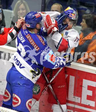 EBEL. Eishockey Bundesliga. EC  VSV gegen EC Red Bull Salzburg.  Greg Kuznik, (VSV), Taylor Holst (Salzburg). Villach, am 21.1.2011.
Foto: Kuess 


---
pressefotos, pressefotografie, kuess, qs, qspictures, sport, bild, bilder, bilddatenbank