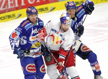 EBEL. Eishockey Bundesliga. EC  VSV gegen EC Red Bull Salzburg.  Greg Kuznik, Michael Martin, (VSV), Ramzi Abid (Salzburg). Villach, am 21.1.2011.
Foto: Kuess 


---
pressefotos, pressefotografie, kuess, qs, qspictures, sport, bild, bilder, bilddatenbank