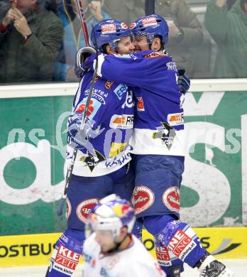 EBEL. Eishockey Bundesliga. EC  VSV gegen EC Red Bull Salzburg.  Torjubel Kevin Mitchell, Derek Damon, (VSV). Villach, am 21.1.2011.
Foto: Kuess 


---
pressefotos, pressefotografie, kuess, qs, qspictures, sport, bild, bilder, bilddatenbank