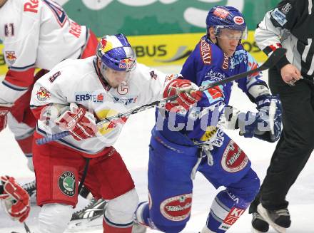 EBEL. Eishockey Bundesliga. EC  VSV gegen EC Red Bull Salzburg.  Matt Ryan, (VSV), Thomas Koch (Salzburg). Villach, am 21.1.2011.
Foto: Kuess 


---
pressefotos, pressefotografie, kuess, qs, qspictures, sport, bild, bilder, bilddatenbank