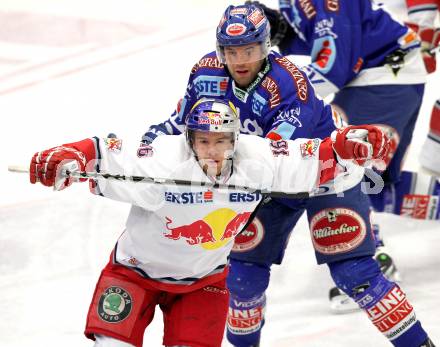 EBEL. Eishockey Bundesliga. EC  VSV gegen EC Red Bull Salzburg.  Derek Damon, (VSV), Ryan Duncan (Salzburg). Villach, am 21.1.2011.
Foto: Kuess 


---
pressefotos, pressefotografie, kuess, qs, qspictures, sport, bild, bilder, bilddatenbank