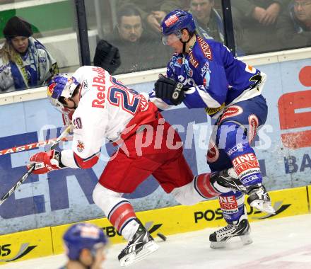 EBEL. Eishockey Bundesliga. EC  VSV gegen EC Red Bull Salzburg.  Michael Raffl, (VSV),  Daniel Welser (Salzburg). Villach, am 21.1.2011.
Foto: Kuess 


---
pressefotos, pressefotografie, kuess, qs, qspictures, sport, bild, bilder, bilddatenbank