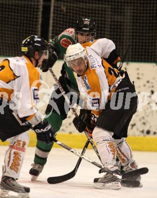 Eishockey CHL. Carinthian Hockey League. USC Velden gegen VST Adler Wild Voelkermarkt. Michael Sbardellati (Velden), Martin Florian (Voelkermarkt). Velden, am 22.1.2011.
Foto: Kuess
---
pressefotos, pressefotografie, kuess, qs, qspictures, sport, bild, bilder, bilddatenbank