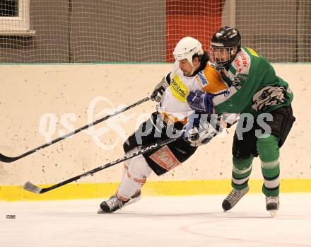 Eishockey CHL. Carinthian Hockey League. USC Velden gegen VST Adler Wild Voelkermarkt. Peter Rozic (Velden), Matthias Florian (Voelkermarkt). Velden, am 22.1.2011.
Foto: Kuess
---
pressefotos, pressefotografie, kuess, qs, qspictures, sport, bild, bilder, bilddatenbank