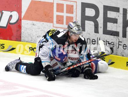 EBEL. Eishockey Bundesliga. EC  VSV gegen EHC LIWEST Linz.  Michael Raffl, (VSV), Aaron McKenzie (Linz). Villach, am 23.1.2011.
Foto: Kuess 


---
pressefotos, pressefotografie, kuess, qs, qspictures, sport, bild, bilder, bilddatenbank