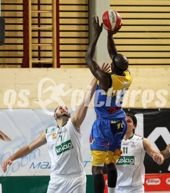 Basketball Bundesliga. Woerthersee Piraten gegen UBC St. Poelten.  Bernhard Weber (Piraten),  Hermann Opoku (St. Poelten). Klagenfurt, 22.1.2011.
Foto:  Kuess

---
pressefotos, pressefotografie, kuess, qs, qspictures, sport, bild, bilder, bilddatenbank