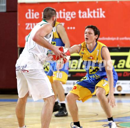 Basketball Bundesliga. Woerthersee Piraten gegen UBC St. Poelten.  Bernhard Weber (Piraten), Martin Speiser (St. Poelten). Klagenfurt, 22.1.2011.
Foto:  Kuess

---
pressefotos, pressefotografie, kuess, qs, qspictures, sport, bild, bilder, bilddatenbank