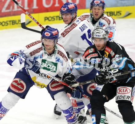 EBEL. Eishockey Bundesliga. EC  VSV gegen EHC LIWEST Linz. Mario Altmann, Michael Raffl, (VSV), Reid Cashman (Linz). Villach, am 23.1.2011.
Foto: Kuess 


---
pressefotos, pressefotografie, kuess, qs, qspictures, sport, bild, bilder, bilddatenbank