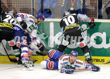 EBEL. Eishockey Bundesliga. EC  VSV gegen EHC LIWEST Linz. Michael Raffl, Joshua Langfeld,  (VSV), Reid Cashman (Linz). Villach, am 23.1.2011.
Foto: Kuess 


---
pressefotos, pressefotografie, kuess, qs, qspictures, sport, bild, bilder, bilddatenbank