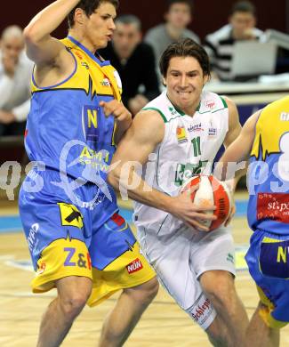 Basketball Bundesliga. Woerthersee Piraten gegen UBC St. Poelten.  Andreas Kuttnig (Piraten), Andreas Worenz (St. Poelten). Klagenfurt, 22.1.2011.
Foto:  Kuess

---
pressefotos, pressefotografie, kuess, qs, qspictures, sport, bild, bilder, bilddatenbank