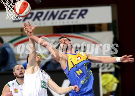 Basketball Bundesliga. Woerthersee Piraten gegen UBC St. Poelten.  Rhinehart Erik (Piraten), Tomislav Gaspar (St. Poelten). Klagenfurt, 22.1.2011.
Foto:  Kuess

---
pressefotos, pressefotografie, kuess, qs, qspictures, sport, bild, bilder, bilddatenbank