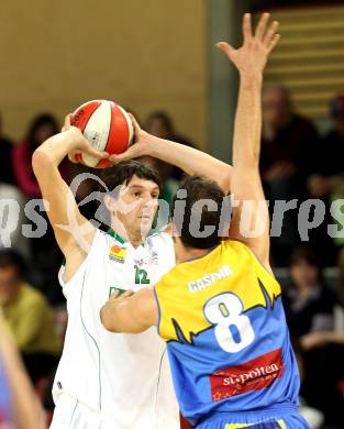 Basketball Bundesliga. Woerthersee Piraten gegen UBC St. Poelten.  Selmir Husanovic (Piraten), Tomislav Gaspar (St. Poelten). Klagenfurt, 22.1.2011.
Foto:  Kuess

---
pressefotos, pressefotografie, kuess, qs, qspictures, sport, bild, bilder, bilddatenbank