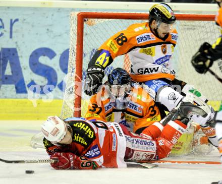 EBEL. Eishockey Bundesliga. KAC gegen Graz 99ers. Raphael Herburger,  (KAC), Fabian Weinhandl, Robert Lembacher (Graz). Klagenfurt, am 25.1.2011.
Foto: Kuess 

---
pressefotos, pressefotografie, kuess, qs, qspictures, sport, bild, bilder, bilddatenbank