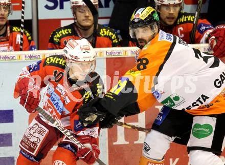 EBEL. Eishockey Bundesliga. KAC gegen Graz 99ers. Tyler Scofield,  (KAC), Yannik Tremblay (Graz). Klagenfurt, am 25.1.2011.
Foto: Kuess 

---
pressefotos, pressefotografie, kuess, qs, qspictures, sport, bild, bilder, bilddatenbank