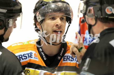 EBEL. Eishockey Bundesliga. KAC gegen Graz 99ers.  Harry Lange, Schiedsrichter (Graz). Klagenfurt, am 25.1.2011.
Foto: Kuess 

---
pressefotos, pressefotografie, kuess, qs, qspictures, sport, bild, bilder, bilddatenbank