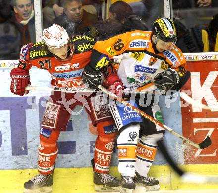 EBEL. Eishockey Bundesliga. KAC gegen Graz 99ers. Thomas Hundertpfund,  (KAC), Robert Lembacher (Graz). Klagenfurt, am 25.1.2011.
Foto: Kuess 

---
pressefotos, pressefotografie, kuess, qs, qspictures, sport, bild, bilder, bilddatenbank