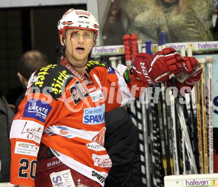 EBEL. Eishockey Bundesliga. KAC gegen EHC LIWEST BLACK WINGS LINZ. Verletzt Mike Craig (KAC). Klagenfurt, am 28.1.2011.
Foto: Kuess 

---
pressefotos, pressefotografie, kuess, qs, qspictures, sport, bild, bilder, bilddatenbank