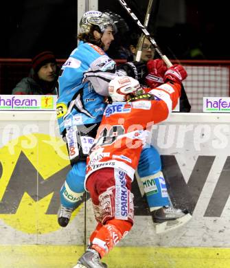 EBEL. Eishockey Bundesliga. KAC gegen EHC LIWEST BLACK WINGS LINZ. Lukas Titze, (KAC),  Franklin MacDonald (Linz). Klagenfurt, am 28.1.2011.
Foto: Kuess 

---
pressefotos, pressefotografie, kuess, qs, qspictures, sport, bild, bilder, bilddatenbank