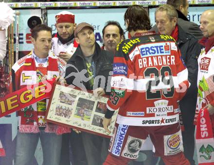 EBEL. Eishockey Bundesliga. KAC gegen EHC LIWEST BLACK WINGS LINZ. Verabschiedung Andrew Schneider. Christoph Brandner. (KAC). Klagenfurt, am 28.1.2011.
Foto: Kuess 

---
pressefotos, pressefotografie, kuess, qs, qspictures, sport, bild, bilder, bilddatenbank