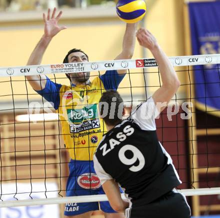 Volleyball MEVZA. Team Club Austria gegen SK Posojilnica Aich/Dob. Thomas Zass, (Austria), Andrej Grut (Aich/Dob). Klagenfurt, 29.1.2011.
Foto: Kuess 

---
pressefotos, pressefotografie, kuess, qs, qspictures, sport, bild, bilder, bilddatenbank