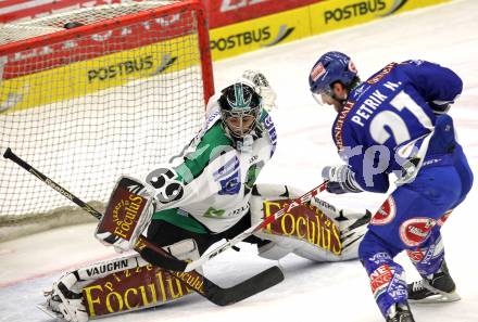 EBEL. Eishockey Bundesliga. EC  VSV gegen HDD TILIA Olimpija Ljubljana.  Nikolas Petrik, (VSV), Matija Pintaric (Laibach). Villach, am 30.1.2011.
Foto: Kuess 


---
pressefotos, pressefotografie, kuess, qs, qspictures, sport, bild, bilder, bilddatenbank