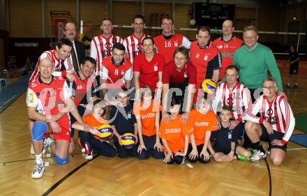 Volleyball Bundesliga. 30-Jahr Feier VBK Woerthersee Löwen. Geoerg Mellitzer, Jozo Bovic, Norbert Gaberle, Gerald Moore, Beppo Huber, Oliver Anderiasch, Wolfgang Schmerlaib, Martin Michaeu, Wolfgang Winkler, Alex und Stefan Doboczky, Werner Schlatte, Otto Fühbauer, Karin Frühbauer, Peter Ambrozy. Klagenfurt, am 29.1.2011.
Foto: Kuess
---
pressefotos, pressefotografie, kuess, qs, qspictures, sport, bild, bilder, bilddatenbank