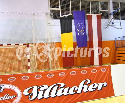 Volleyball. GM Capital Challenge Cup Men 2010/2011.  SK Posojilnica Aich/Dob (AUT)  vs VC Prefaxis MENEN (Bel). Sporthalle in Prevalje. Fahnen. Prevalje, 1.2.2011.
Foto: Kuess

---
pressefotos, pressefotografie, kuess, qs, qspictures, sport, bild, bilder, bilddatenbank