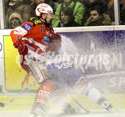 EBEL. Eishockey Bundesliga. KAC gegen VSV. Johannes Reichel, (KAC),  Roland Kaspitz (VSV). Klagenfurt, am 4.2.2011.
Foto: Kuess 

---
pressefotos, pressefotografie, kuess, qs, qspictures, sport, bild, bilder, bilddatenbank