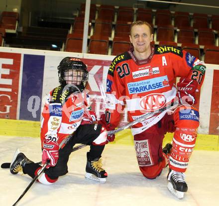 Eishockey. KAC. Mike Craig mit Sohn. Klagenfurt, 1.2.2011.
Foto: Kuess
---
pressefotos, pressefotografie, kuess, qs, qspictures, sport, bild, bilder, bilddatenbank