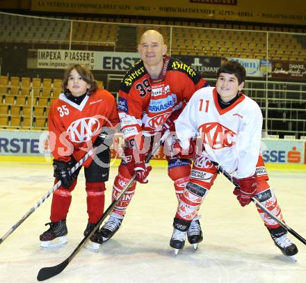 Eishockey. KAC. Shantz Jeff mit Soehnen Owen und Ethan. Klagenfurt, 1.2.2011.
Foto: Kuess
---
pressefotos, pressefotografie, kuess, qs, qspictures, sport, bild, bilder, bilddatenbank