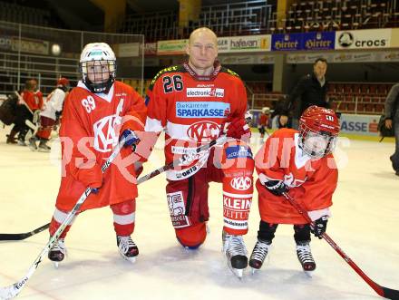 Eishockey. KAC. Mike Siklenka mit KAC Nachwuchs. Klagenfurt, 1.2.2011.
Foto: Kuess
---
pressefotos, pressefotografie, kuess, qs, qspictures, sport, bild, bilder, bilddatenbank