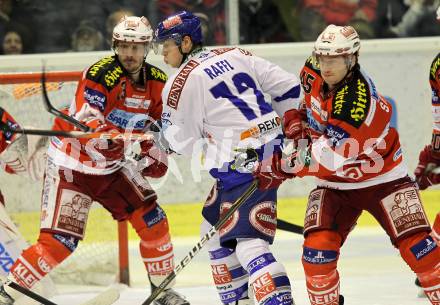 EBEL. Eishockey Bundesliga. KAC gegen VSV. Johannes Kirisits, David Schuller, (KAC),   Michael Raffl (VSV). Klagenfurt, am 4.2.2011.
Foto: Kuess 

---
pressefotos, pressefotografie, kuess, qs, qspictures, sport, bild, bilder, bilddatenbank