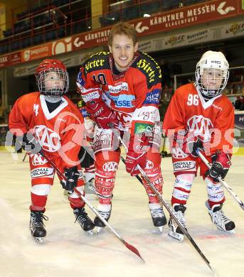 Eishockey. KAC. Scofield Tyler mit KAC Nachwuchs. Klagenfurt, 1.2.2011.
Foto: Kuess
---
pressefotos, pressefotografie, kuess, qs, qspictures, sport, bild, bilder, bilddatenbank