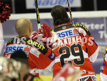 EBEL. Eishockey Bundesliga. KAC gegen EC Red Bull Salzburg. Jubel Jeff Shantz, Christoph Brandner (KAC). Klagenfurt, am 6.2.2011.
Foto: Kuess 

---
pressefotos, pressefotografie, kuess, qs, qspictures, sport, bild, bilder, bilddatenbank