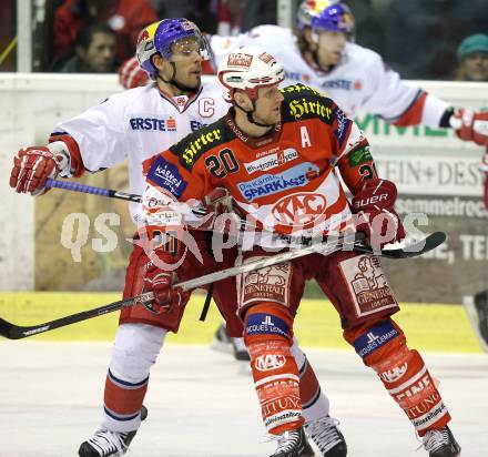 EBEL. Eishockey Bundesliga. KAC gegen EC Red Bull Salzburg. Mike Craig, (KAC), Thomas Raffl (Salzburg). Klagenfurt, am 6.2.2011.
Foto: Kuess 

---
pressefotos, pressefotografie, kuess, qs, qspictures, sport, bild, bilder, bilddatenbank