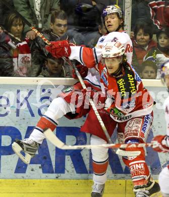 EBEL. Eishockey Bundesliga. KAC gegen EC Red Bull Salzburg. Manuel Geier, (KAC), Thomas Raffl (Salzburg). Klagenfurt, am 6.2.2011.
Foto: Kuess 

---
pressefotos, pressefotografie, kuess, qs, qspictures, sport, bild, bilder, bilddatenbank