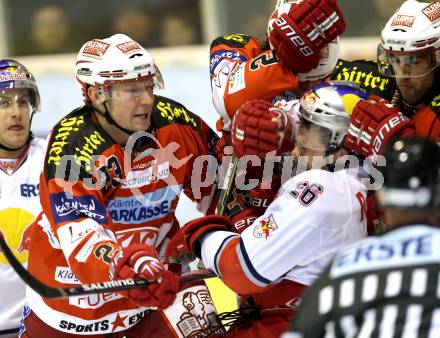 EBEL. Eishockey Bundesliga. KAC gegen EC Red Bull Salzburg. Mike Siklenka, (KAC), Brent Aubin (Salzburg). Klagenfurt, am 6.2.2011.
Foto: Kuess 

---
pressefotos, pressefotografie, kuess, qs, qspictures, sport, bild, bilder, bilddatenbank