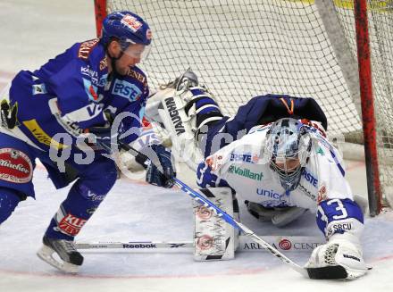 EBEL. Eishockey Bundesliga. EC Rekordfenster VSV gegen KHL Medvescak Zagreb. Roland Kaspitz (VSV), Robert Kristan (Zagreb). Villach, am 8.2.2011.
Foto: Kuess

---
pressefotos, pressefotografie, kuess, qs, qspictures, sport, bild, bilder, bilddatenbank