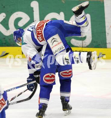 EBEL. Eishockey Bundesliga. EC Rekordfenster VSV gegen KHL Medvescak Zagreb.  Tomaz Razingar (VSV),  Miroslav Brumercik (Zagreb). Villach, am 8.2.2011.
Foto: Kuess

---
pressefotos, pressefotografie, kuess, qs, qspictures, sport, bild, bilder, bilddatenbank