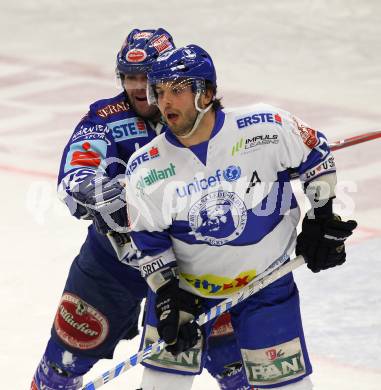 EBEL. Eishockey Bundesliga. EC Rekordfenster VSV gegen KHL Medvescak Zagreb.  Kevin Mitchell (VSV), John Hecimovic (Zagreb). Villach, am 8.2.2011.
Foto: Kuess

---
pressefotos, pressefotografie, kuess, qs, qspictures, sport, bild, bilder, bilddatenbank