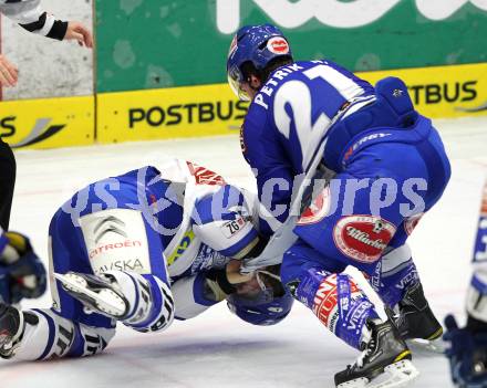 EBEL. Eishockey Bundesliga. EC Rekordfenster VSV gegen KHL Medvescak Zagreb. Schlaegerei, Rauferei Nikolas Petrik (VSV), Kenneth Macauley (Zagreb). Villach, am 8.2.2011.
Foto: Kuess

---
pressefotos, pressefotografie, kuess, qs, qspictures, sport, bild, bilder, bilddatenbank