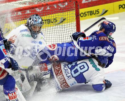 EBEL. Eishockey Bundesliga. EC Rekordfenster VSV gegen KHL Medvescak Zagreb.  Matt Ryan (VSV), Robert kristan, Kenneth Macauley (Zagreb). Villach, am 8.2.2011.
Foto: Kuess

---
pressefotos, pressefotografie, kuess, qs, qspictures, sport, bild, bilder, bilddatenbank