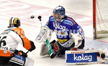 EBEL. Eishockey Bundesliga. EC  VSV gegen Graz 99ers .  Bernhard Starkbaum, (VSV), Patrick Harand (Graz). Villach, am 11.2.2011.
Foto: Kuess 


---
pressefotos, pressefotografie, kuess, qs, qspictures, sport, bild, bilder, bilddatenbank